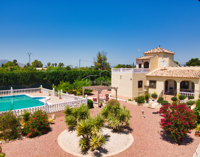 Image No.1-4 Bed Country Property for sale