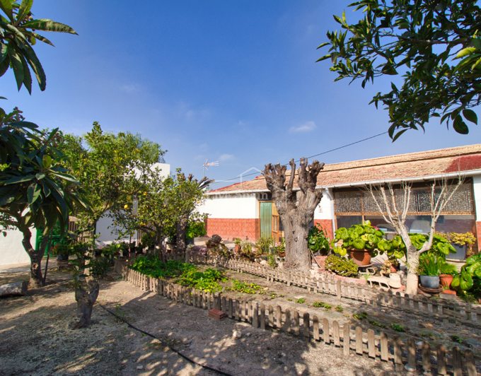 Image No.1-4 Bed Country Property for sale