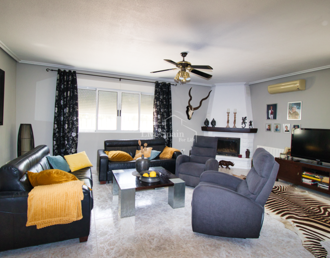 Image No.8-5 Bed Country Property for sale