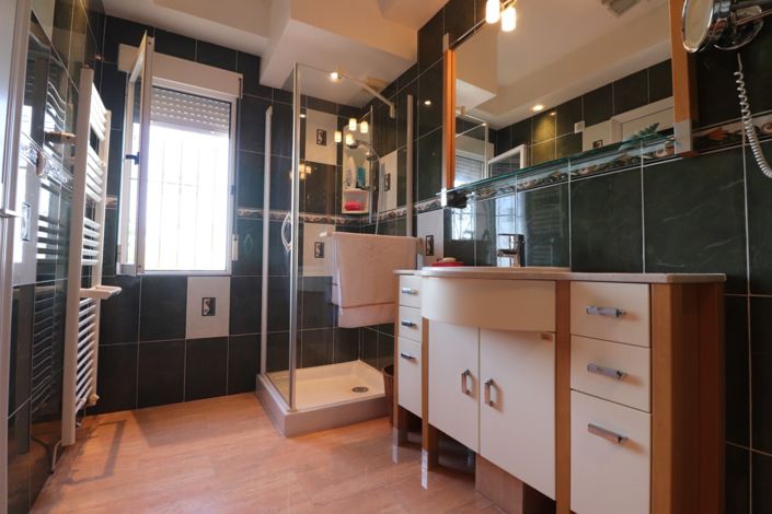 Image No.20-3 Bed Property for sale