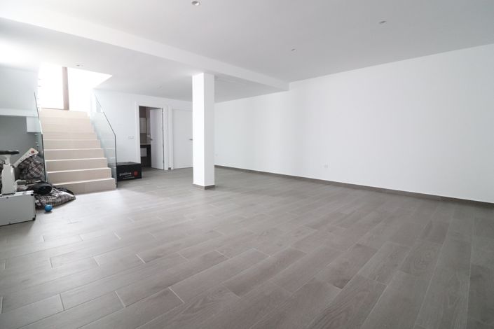 Image No.11-3 Bed Property for sale