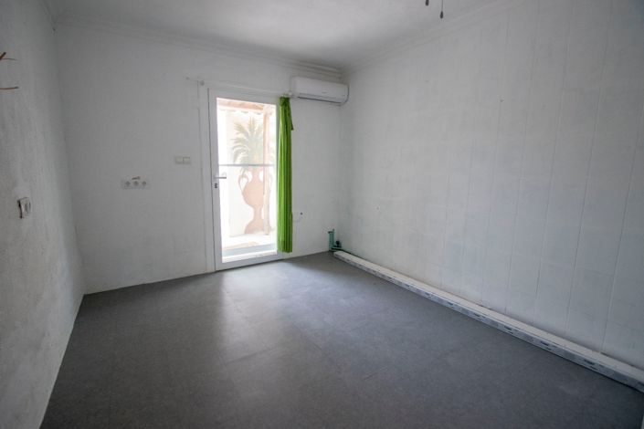 Image No.9-7 Bed Country Property for sale