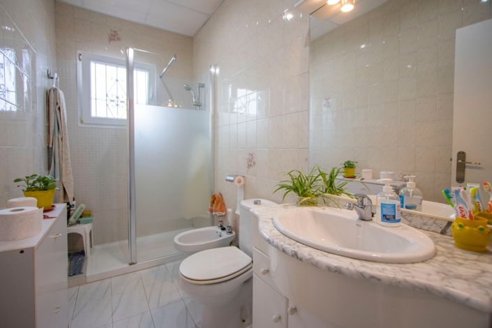 Image No.25-4 Bed Country Property for sale