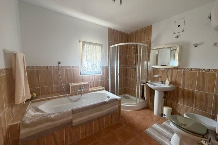 Image No.20-3 Bed Country Property for sale