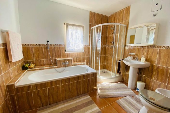 Image No.9-3 Bed Country Property for sale