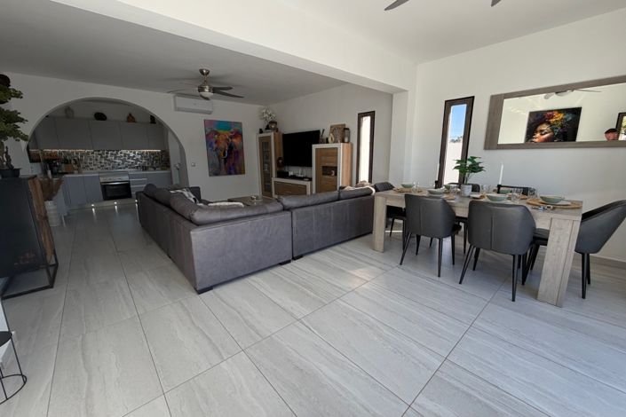 Image No.10-5 Bed Property for sale