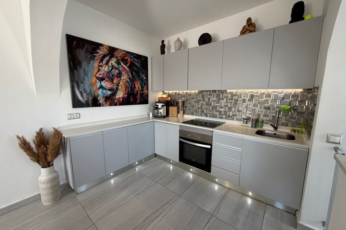 Image No.15-5 Bed Property for sale