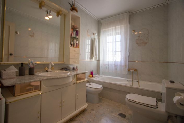 Image No.10-5 Bed Townhouse for sale