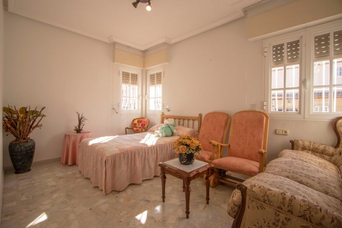 Image No.13-5 Bed Townhouse for sale