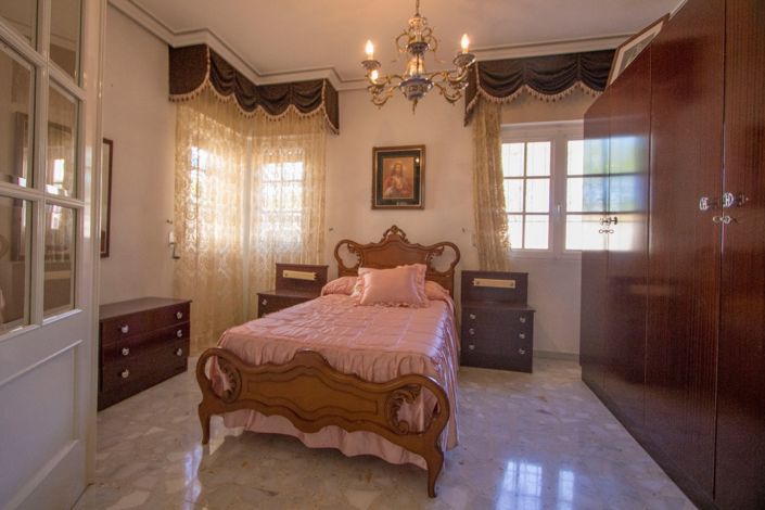 Image No.14-5 Bed Townhouse for sale