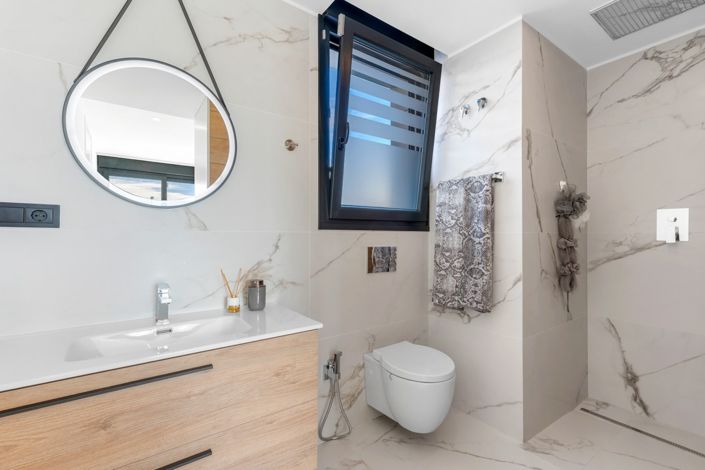 Image No.15-4 Bed Property for sale