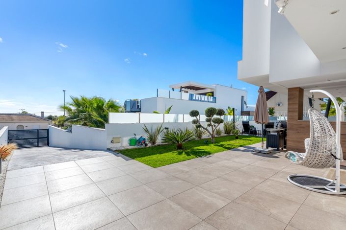 Image No.27-4 Bed Property for sale