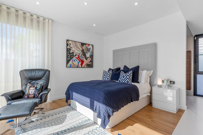 Image No.8-4 Bed Property for sale