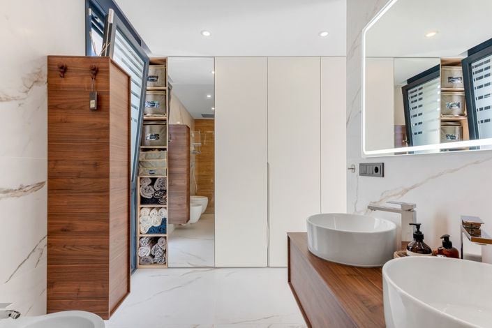 Image No.12-4 Bed Property for sale