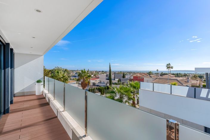 Image No.3-4 Bed Property for sale