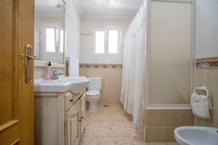 Image No.32-3 Bed Country Property for sale