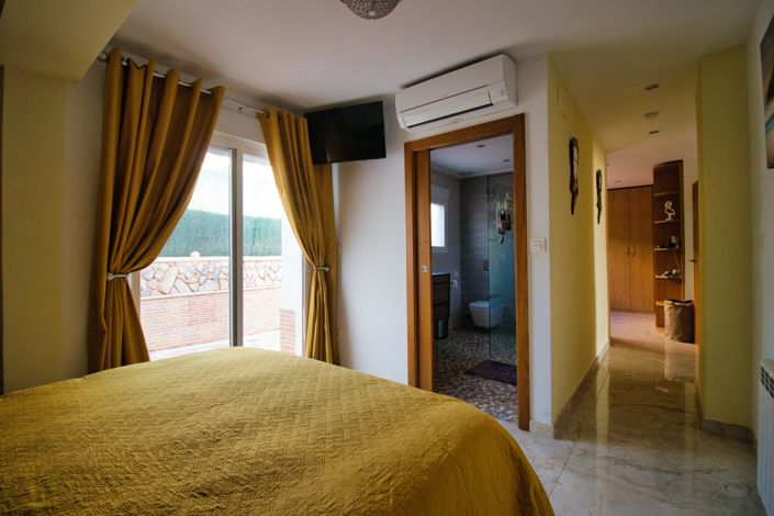 Image No.20-3 Bed Country Property for sale