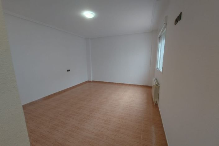 Image No.16-3 Bed Townhouse for sale