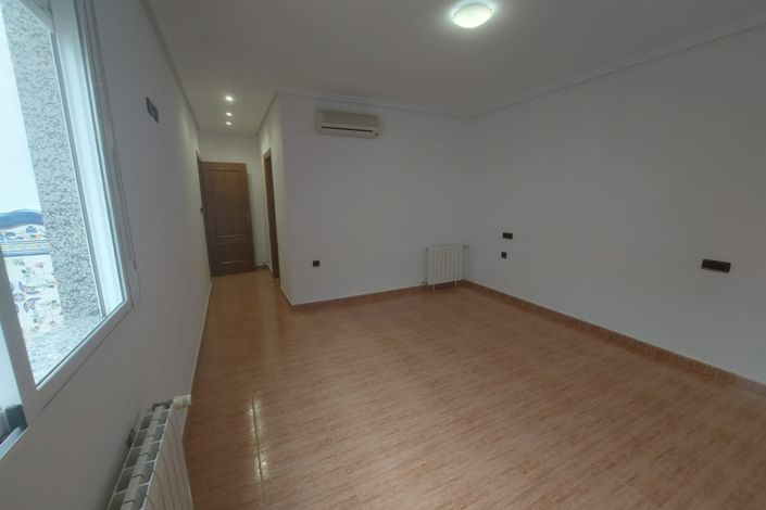 Image No.17-3 Bed Townhouse for sale