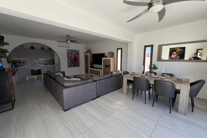 Image No.12-5 Bed Property for sale