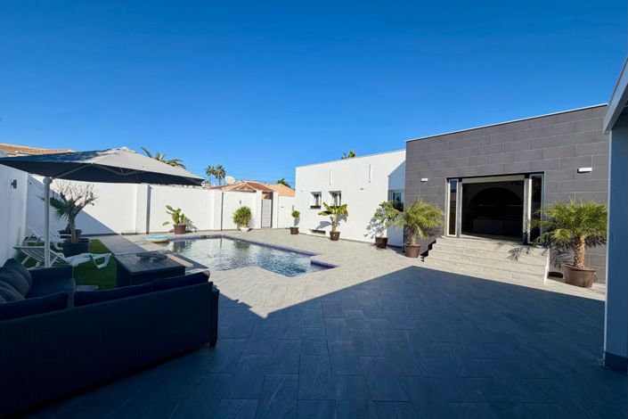 Image No.2-5 Bed Property for sale