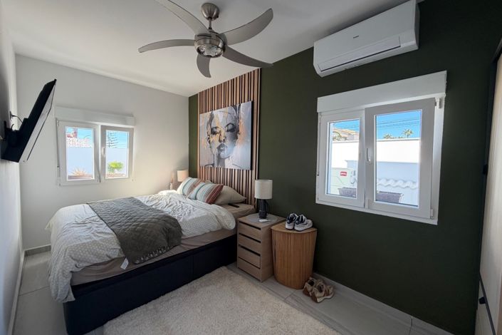 Image No.25-5 Bed Property for sale