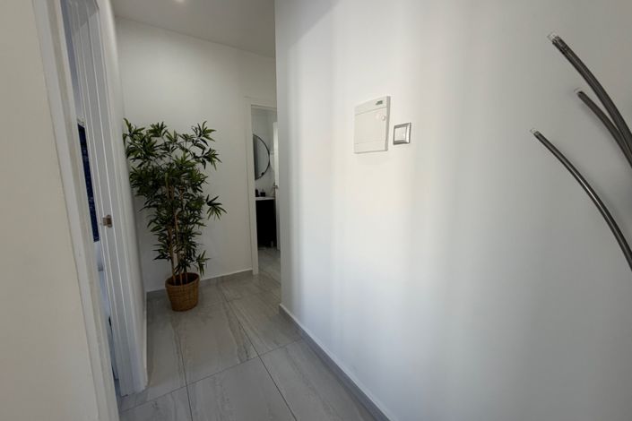 Image No.28-5 Bed Property for sale