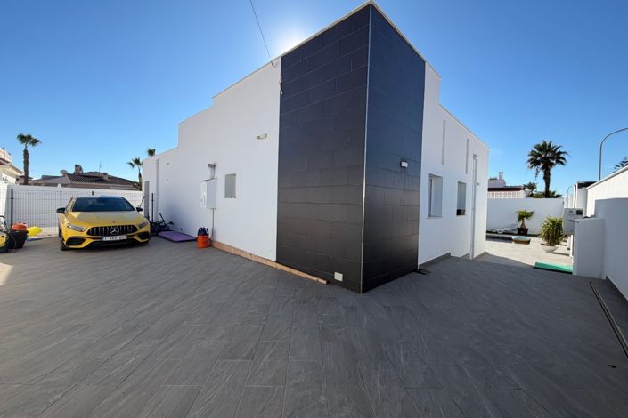 Image No.30-5 Bed Property for sale