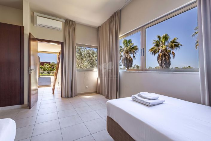 Image No.17-4 Bed Townhouse for sale