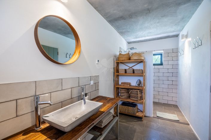 Image No.19-3 Bed Farmhouse for sale