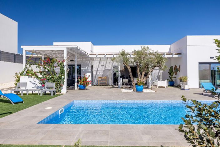 Image No.1-4 Bed Villa for sale