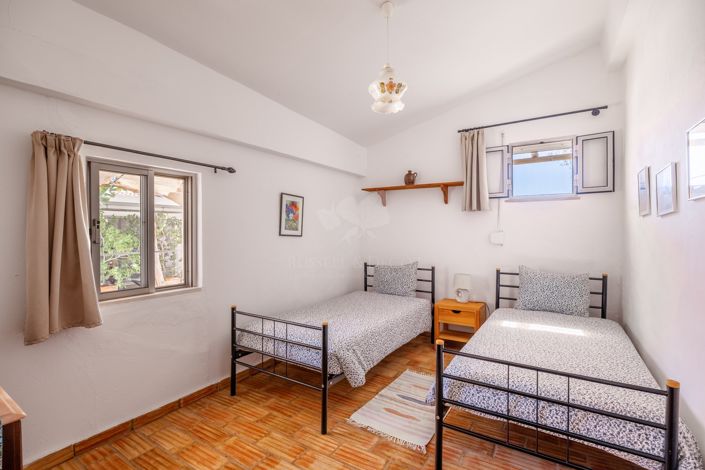 Image No.23-4 Bed Farmhouse for sale