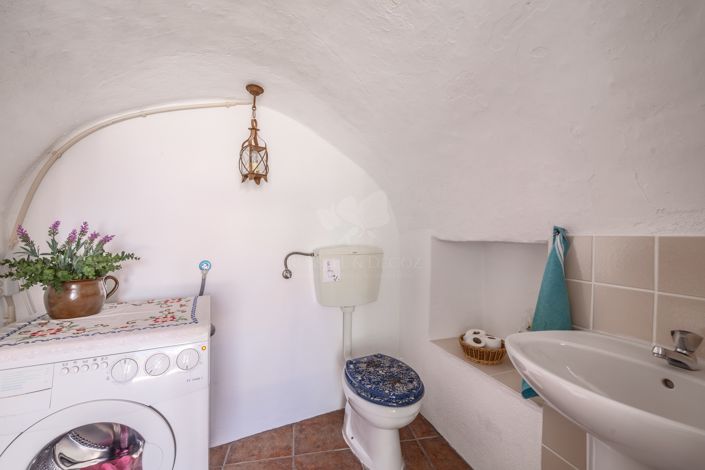 Image No.25-4 Bed Farmhouse for sale