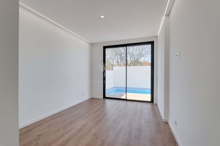 Image No.12-3 Bed Townhouse for sale