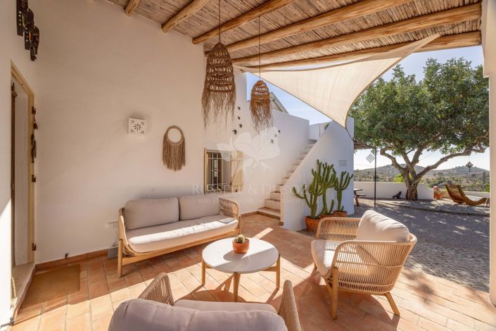 Image No.1-3 Bed Farmhouse for sale