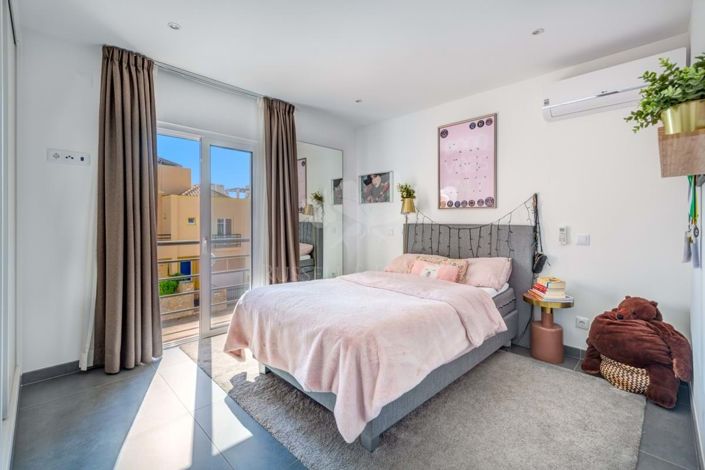 Image No.14-4 Bed Townhouse for sale