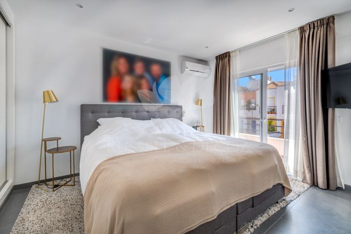 Image No.20-4 Bed Townhouse for sale