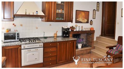 3-Bedroom-house-for-sale-in-Orciatico-Tuscany-Italy-8