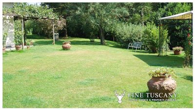 Villa-for-sale-in-Bientina--Tuscany--Italy---Back-garden-3