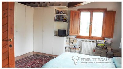 Villa-for-sale-in-Bientina--Tuscany--Italy---First-floor-master-bedroom-3