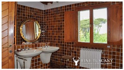 Villa-for-sale-in-Bientina--Tuscany--Italy---First-floor-Shower-room-1