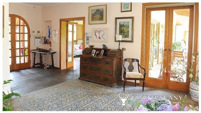 Villa-for-sale-in-Bientina--Tuscany--Italy---Entrance-hall