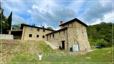 Farmhouse-with-land-for-sale-in-Arezzo-Tuscany-Italy-2