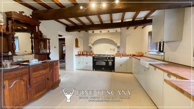 Farmhouse-with-land-for-sale-in-Arezzo-Tuscany-Italy-4