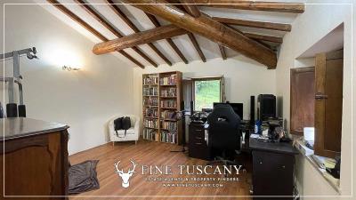Farmhouse-with-land-for-sale-in-Arezzo-Tuscany-Italy-9
