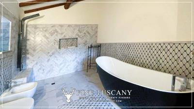 Farmhouse-with-land-for-sale-in-Arezzo-Tuscany-Italy-19
