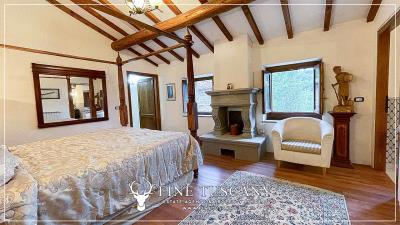 Farmhouse-with-land-for-sale-in-Arezzo-Tuscany-Italy-22