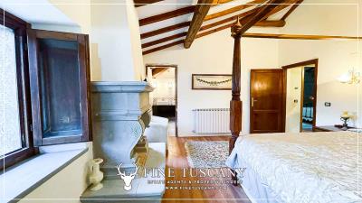 Farmhouse-with-land-for-sale-in-Arezzo-Tuscany-Italy-23