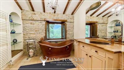 Farmhouse-with-land-for-sale-in-Arezzo-Tuscany-Italy-25