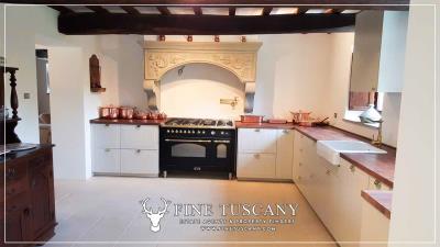 Farmhouse-with-land-for-sale-in-Arezzo-Tuscany-Italy-27
